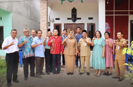 Bupati Erlina Kunjungi Kediaman Ketua DAD Mempawah