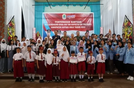 Bupati Serahkan Beasiswa Anak Berprestasi dan Tidak Mampu