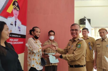 Pemkot Serahkan Sertifikat PTSL