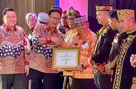 Bupati Aron Terima Sertifikat Bebas Frambusia