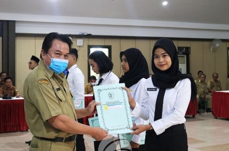Wabup Syamsul Serahkan Petikan Keputusan Pengangkatan CPNS Jadi PNS