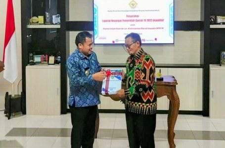 <strong>Bupati Aron Serahkan LKPD 2022</strong>