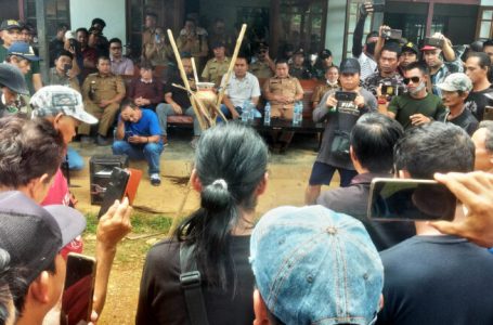 Masyarakat Buka Segel Kantor PT KBP