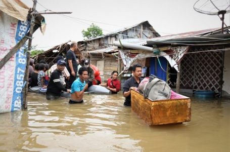 Dilanda Banjir, 90 Warga Bantaran Sungai Pasar Baru Dievakuasi