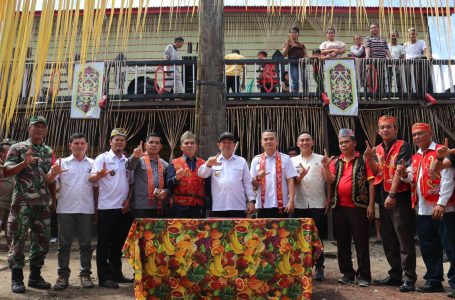 Meresmikan Gedung Balai Adat Dusun Tauk, Desa Engkangin