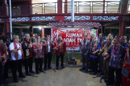 Resmikan Rumah Radakng Taba dan Pekan Raya Menyabo