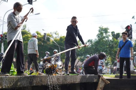 Wako Ikut Berbaur Membersihkan Parit