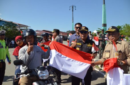 Bupati Kayong Bagikan Bendera Merah Putih