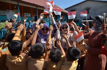Bupati Kayong Bagikan Momen Bahagia Bersama Murid SD