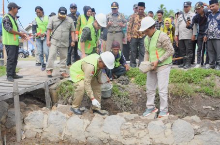Peletakkan Batu Pertama Oleh Bupati Kayong Utara