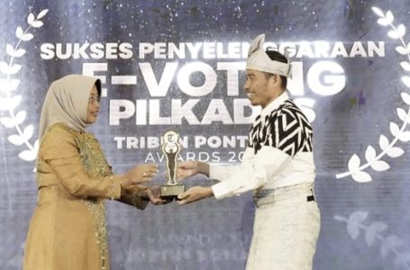 Bupati mempawah Terima Penghargaan Tribun Awards