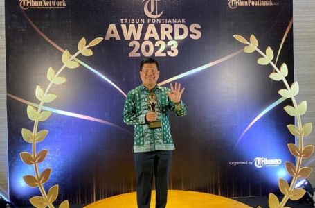 Bupati Satono Terima Tribun Awards
