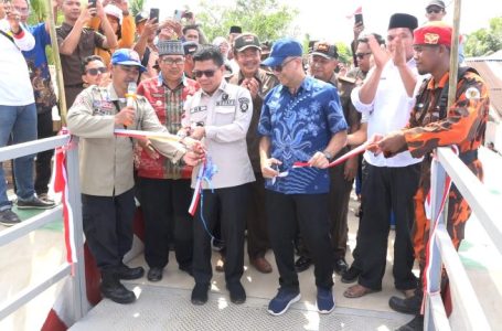 Bupati Sambas Dan Anggota Dpr Resmikan Jembatan Gantung