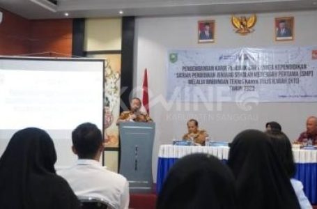 Wabup Yohanes Ontot Buka Bimtek Karya Tulis Ilmiah Tahun 2023 Bagi Guru SMP