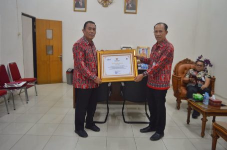 Pemkab Landak Terima Penghargaan Gerakan Pembagian 10 Juta Bendera Merah Putih Kemendagri