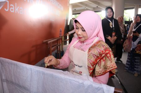 Pj Ketua Dekranasda Windy Prihastari Bangga Promosikan Batik Khas Kalbar Pada Event Nasional