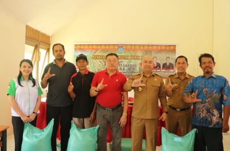 Pemkab Landak Serahkan Bantuan Benih Padi Kepada Poktan Sengah Temila