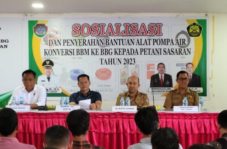 Pj. Bupati Landak Hadiri Sosialisasi dan Penyerahan Bantuan Alat Pompa Air Konversi BBM