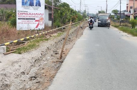 Dapat Urai Kemacetan, Warga Bahagia Jalan Raya Sambas -Sejangkung Dilebarkan