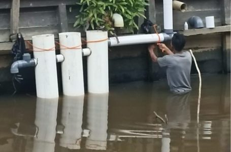 PASANG SEPTIC TANK TERAPUNG, WUJUD KEPEDULIAN WARGA UNTUK SANITASI YANG BAIK