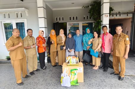 HAL. KETUA DHARMA WANITA PERSATUAN PROV KALBAR SAMPAIKAN TALI ASIH DALAM RANGKA HARI PAHLAWAN
