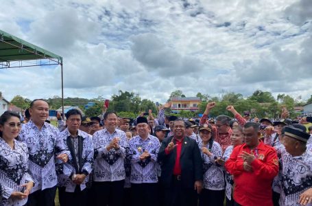 Pj Bupati Landak Menjadi Inspektur Upacara Hari Guru dan HUT PGRI ke-78