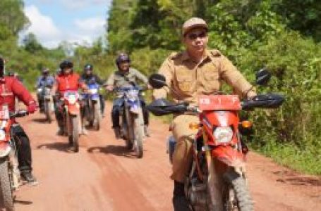 Bupati Kapuas Hulu Tinjau Progres Pengerjaan Jalan Nanga Mandai – Nanga Embaloh