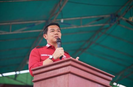 Bupati Kapuas Hulu melakukan Launching peningkatan Empat Ruas Jalan