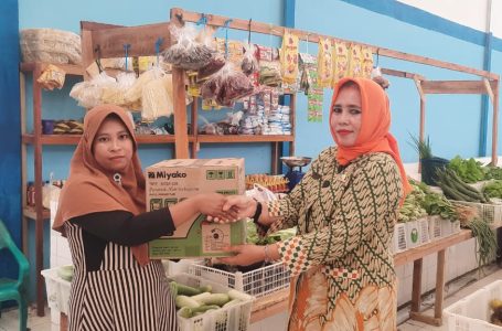 Masyarakat Yang Berbelanja di Pasar Rakyat Sukadana Mendapat Hadiah Kejutan Pemkab Kayong Utara