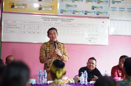 Bupati Kapuas Hulu Hadiri Pelayanan Kesehatan dan Pengobatan Gratis Desa Jelemuk