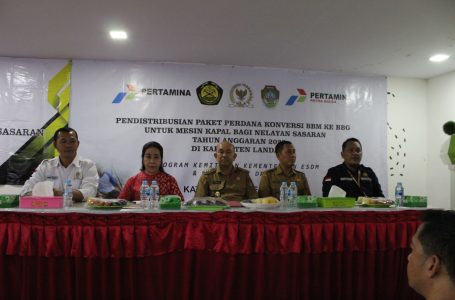 Pj. Bupati Landak Hadiri Sosialisasi Penyerahan Program Konversi BBM Bagi Nelayan