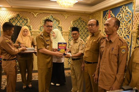 Pj Bupati KKU Serahkan Piagam Penghargaan Program GISA Pada 15 Desa di KKU