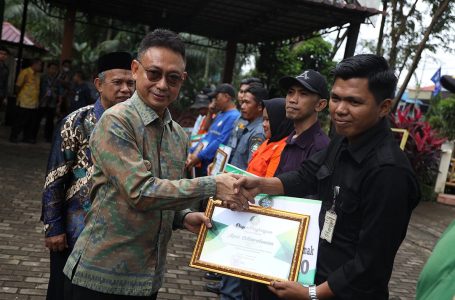 Apresiasi Petugas Kebersihan, Wako Edi Serahkan Penghargaan