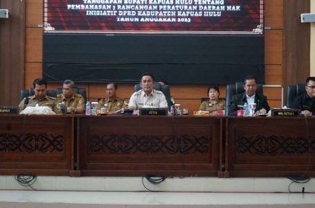 Bupati Kapuas Hulu Hadiri Rapat Paripurna Penyampaian Jawaban Ketua BAPEMPERDA Kapuas Hulu