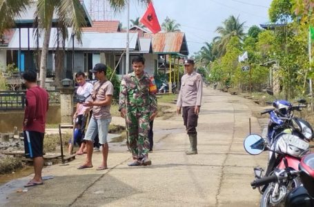 Pemerintah Desa Nanga Palin Bersama Warga Laksanakan Gotong-Royong Bersihkan Parit dan Jalan Pasca Banjir