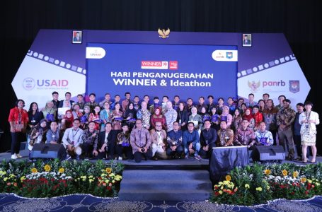 Kemen PAN RB – USAID ERAT Berikan Penghargaan Pemkab Sintang