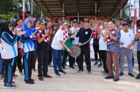 Wakil Bupati Kapuas Hulu Pembukaan KOSN dan FLS2N Tingkat Sekolah Dasar se-Kecamatan Silat Hulu di pusatkan di SDN 07 Desa Nanga Luan