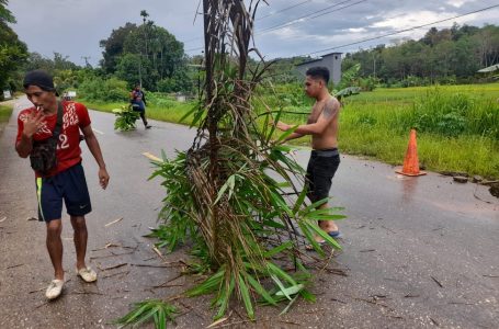 Pj Gubernur Kalbar Serahkan Bantuan Ambulance dan Logistik di Desa Marsedan