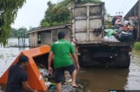 Berjibaku dengan Banjir, Petugas Kebersihan Angkut Sampah