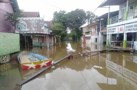 Camat Sintang Himbau Warganya Hati-Hati Saat Mandi di Lokasi Banjir