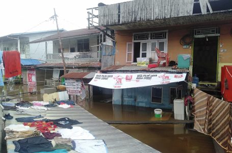 Camat Pantau Perkembangan Banjir di Sintang