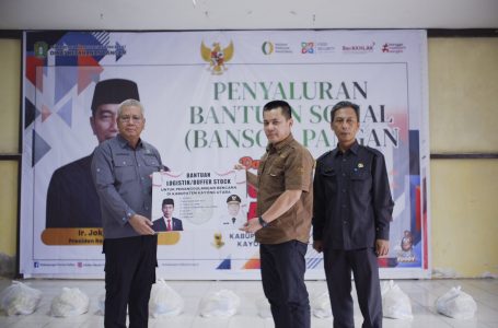 Pj Gubernur Kalbar Bersama Pj Bupati KKU Serahkan Bantuan Pangan di Teluk Batang