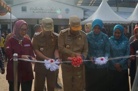 Pj Bupati KKU Bersamai Pj Gubernur Kalbar Serah Terima Bantuan RTLH di Desa Riam Berasap