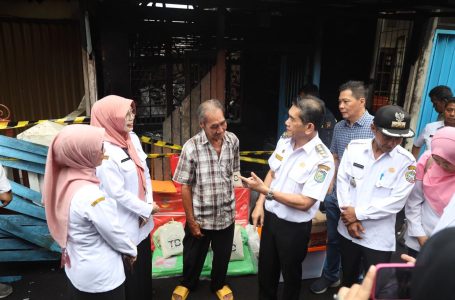 Pj Wali Kota Sambangi Rumah Korban Kebakaran di Jalan Siam