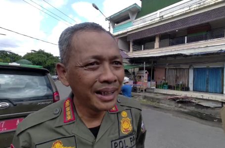 Satpol PP Pontianak Tertibkan 400 Baliho di Pohon