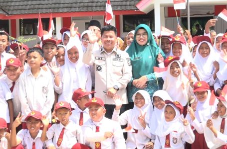 Atensi dari Pemda Sambas, Bupati Satono Peresmian 2 Gedung Sekolah Baru Desa Sarang Burung Kolam