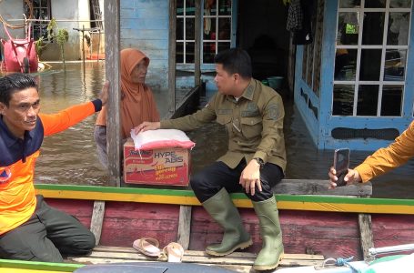 Bupati Satono Bersama Forkopimda Salurkan Bantuan Makanan Korban Banjir Desa Sepantai