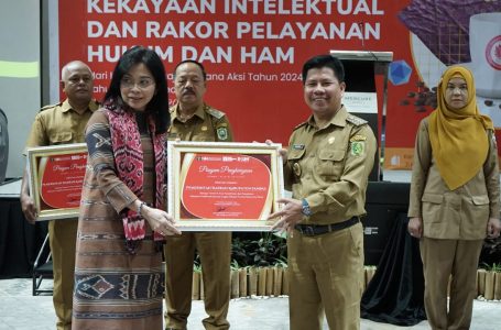 Bupati Satono Terima Piagam Penghargaan dari Kantor Wilayah Kementerian Hukum dan HAM Kalimantan Barat