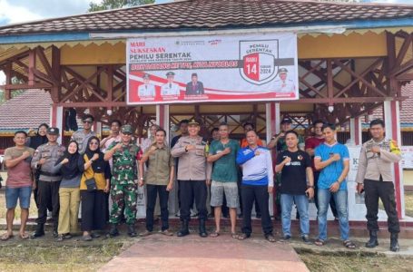 Kapolsek Bunut Hulu Bersama Forkopincam Hadiri Penerimaan Logistik Pemilu 2024 di Sekretariat PPK Kecamatan Bunut Hulu