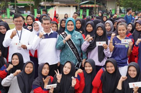 Cegah Stunting, Bagikan Tablet Tambah Darah Bagi Siswi SMKN 1